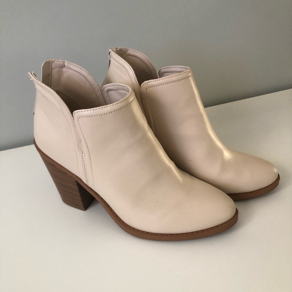 Esprit Cream Ankle Booties